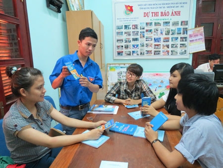 Sinh viên “5 tốt” Nguyễn Thành Tĩnh đang trao đổi cùng nhóm sinh viên trong buổi sinh hoạt tìm hiểu kiến thức về phòng, chống HIV/AIDS trong giới trẻ hiện nay.
