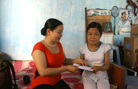 Trao 5,8 triệu đồng cho cô giáo Bùi Thị Bích Thuận nhận.