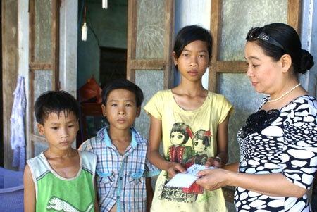 Trao tiền hỗ trợ 3 đứa con của chị Nguyễn Thị Điều