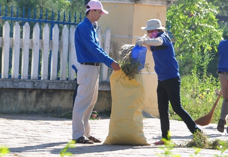  ĐVTN thị trấn Trà Xuân (Trà Bồng) tham gia dọn vệ sinh xung quanh công sở và các trục đường chính.