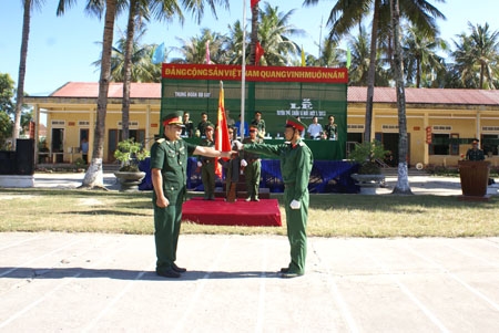 Trung đoàn trưởng Trung đoàn 887 Nguyễn Văn Toàn đại diện chỉ huy Trung đoàn trao súng cho chiến sĩ mới.