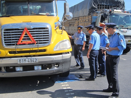  Đoàn kiểm tra liên ngành kiểm tra xe có tải trọng lớn trên QL 1 đoạn qua xã Bình Nguyên (Bình Sơn).