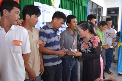 Bà Ngô Thị Kim Ngọc, CT LĐLĐ Quảng Ngãi trao chứng nhận cho đoàn viên Nghiệp đoàn nghề cá Phổ Quang, huyện Đức Phổ