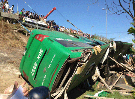          Do chạy quá tốc độ nên nhiều xe khách đã gây lên những vụ tai nạn kinh hoàng.