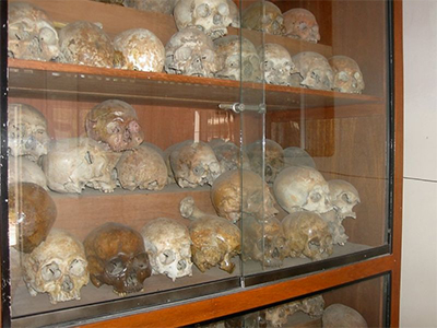 Những chiếc sọ người được trưng bày tại Bảo tàng Tuôn Xleng ở Cam -pu-chia. Ảnh tư liệu.