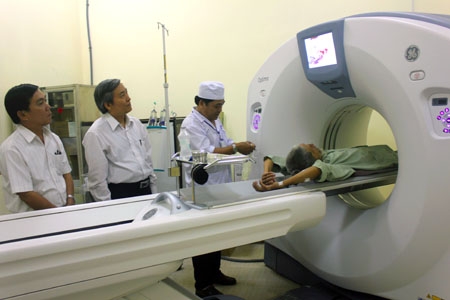 Tiến hành chụp CT cho bệnh nhân bằng máy CT-Scan 64 lát cắt