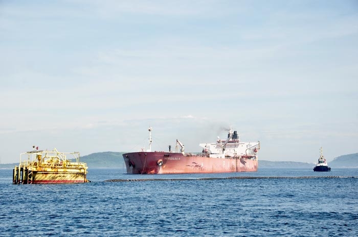 Tầu vận chuyển lô dầu thứ 300 vận hành bơm dầu tại Phao rót dầu một điểm neo (SPM)                    NMLD Dung Quất