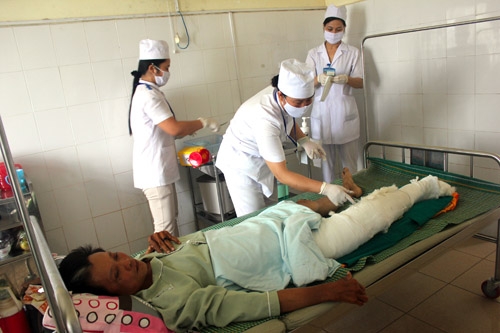 Các y tá đang chăm sóc vết thương cho bệnh nhân Nguyễn Hiệp