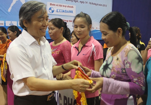 Đồng chí Lê Quang Thích- Phó Chủ tịch Thường trực UBND tỉnh tặng cờ lưu niệm cho các đội thi tại lễ khai mạc