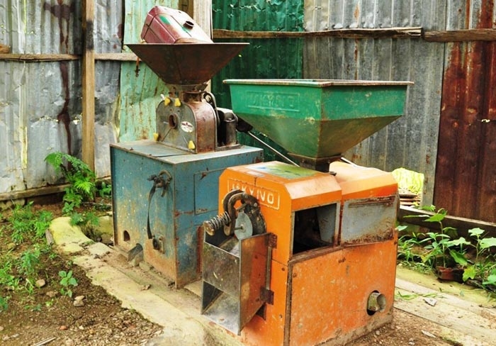 Những chiếc máy nông cụ tiền tỷ được mua về rồi chất vào kho để hoăn sắt.
