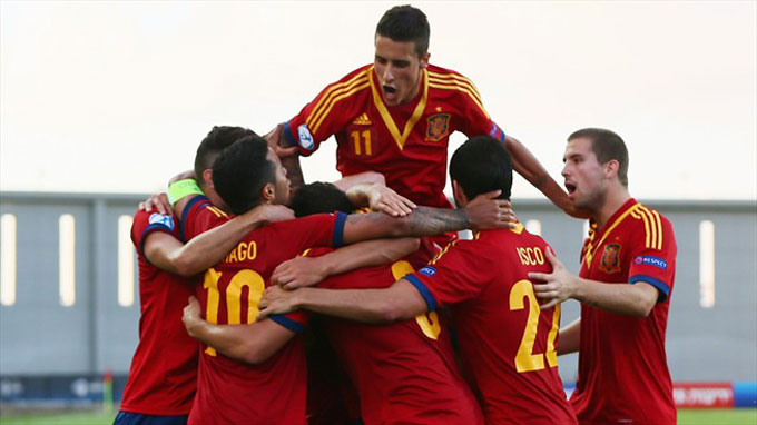 Các cầu thủ Tây Ban Nha vây quanh Rodrigo khi anh ghi bàn mở tỉ số - Ảnh: Getty Images
