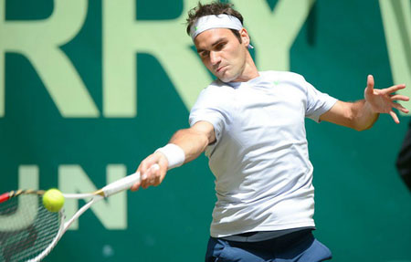 Federer lại là người bước lên bục chiến thắng sau 10 tháng.
