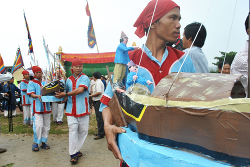 Cư dân trên huyện đảo Lý Sơn tổ chức lễ khao lề thế lính Hoàng Sa (Ảnh: Trần Phong)