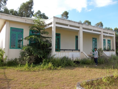   Trường xây dựng từ năm 2009 nhưng đến nay vẫn bỏ hoang.