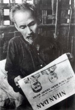 Bác Hồ đọc báo ở chiến khu Việt Bắc, năm 1951. Ảnh TL