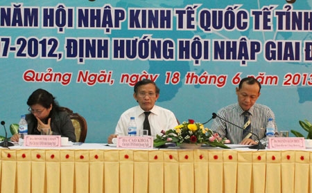 Chủ tịch UBND tỉnh Cao Khoa (ngồi giữa) chủ trì Hội nghị tổng kết 6 năm hội nhập kinh tế quốc tế.    
