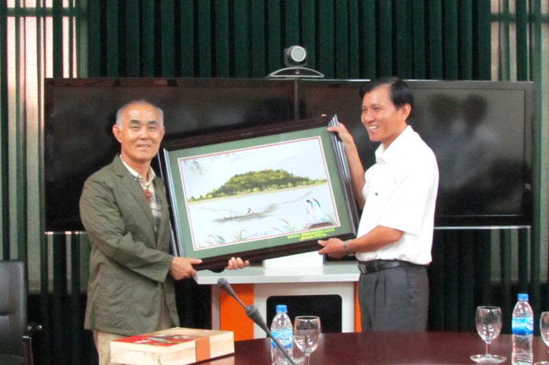 Phó Chủ tịch UBND tỉnh Phạm Trường Thọ tặng tranh lưu niệm cho lãnh đạo Hiệp hội Nông nghiệp tỉnh Ean Dong.