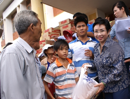 PGS TS Trương Thị Hiền trao quà cho người nghèo Lý Sơn.