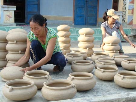   Nhiều hộ cận nghèo làm nghề gốm ở Phổ Khánh (Đức Phổ) chờ mong ngân hàng hạ lãi suất để vay vốn phát triển nghề.