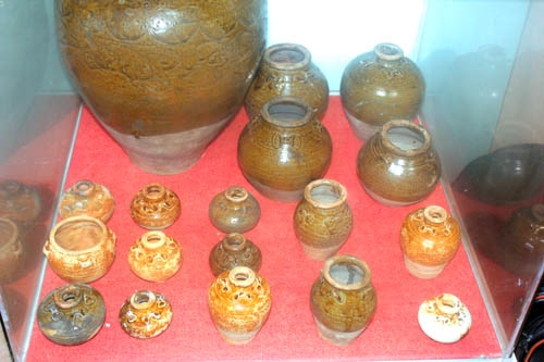 Các cổ vật từ tàu đắm được trưng bày tại Bảo tàng tổng hợp tỉnh vào chiều 30/6