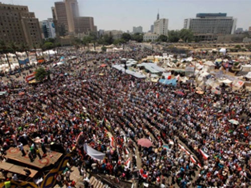 Hàng chục ngàn người tập trung chật cứng ở Quảng trường Tahrir. Ảnh: AP