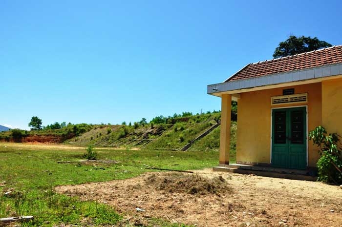 nhưng đã 3 năm trôi qua Khu tái định cư Nước Cây Trường ở xã Trà Sơn (Trà Bồng) với tổng diện tích hơn 5.000 m2 do Chi cục Phát triển nông thôn