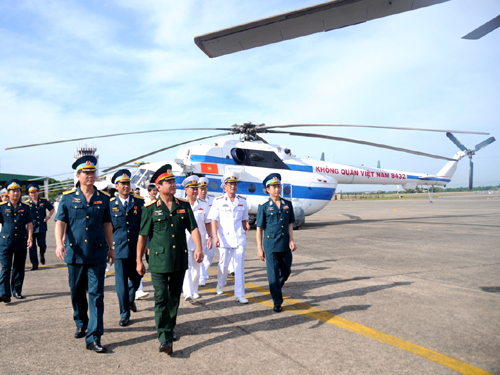 Các đại biểu tham quan Trung đoàn trực thăng 930