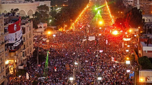  Hàng chục ngàn người biểu tình tụ tập bên ngoài Phủ tổng thống Ai Cập ở thủ đô Cairo (Ảnh: AFP)