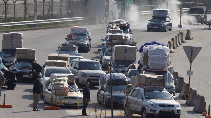 Xe vận chuyển hàng hóa từ Khu công nghiệp Kaesong về Hàn Quốc - Ảnh: Reuters