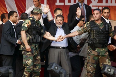 Ông Mohammed Morsi (giữa) bị lật đổ chỉ 1 năm sau khi lên nắm quyền
