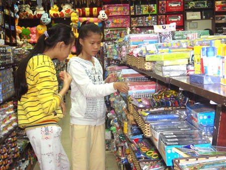 Các em học sinh tìm mua đồ dùng học tập cho năm học mới tại FAHASA Quảng Ngãi.