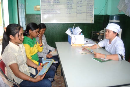 Tư vấn kiến thức chăm sóc sức khỏe sinh sản cho trẻ vị thành niên ở huyện miền núi Sơn Tây.     
