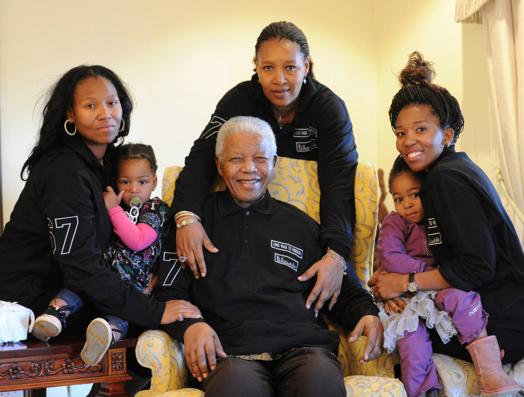   Ông Mandela chụp cùng gia đình.