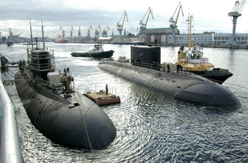 2 tàu ngầm lớp Kilo 636 đang neo đậu tại nhà máy Admiralty Verfi - Ảnh: News.mail.ru