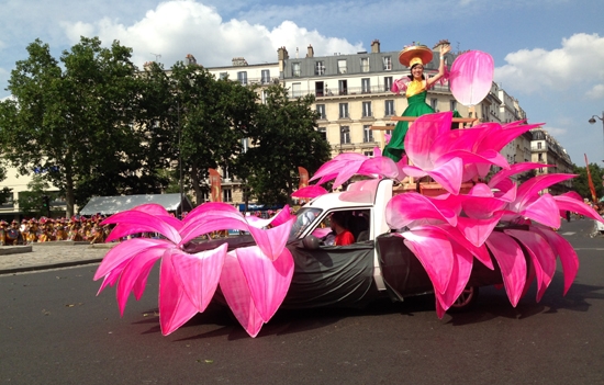  Hình ảnh sen hồng của đoàn Việt Nam trên đường phố Paris