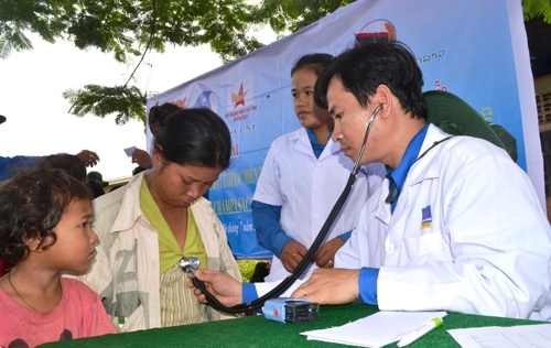  Bác sĩ Câu lạc bộ Thầy thuốc trẻ tỉnh Quảng Ngãi khám bệnh cho người dân tỉnh Champasak .