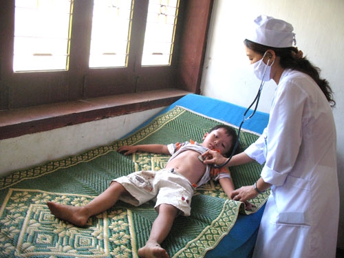  Bác sĩ ở Phòng khám đa khoa khu vực Mỹ Lai (Tịnh Khê- Sơn Tịnh) khám chữa bệnh cho bệnh nhi.     