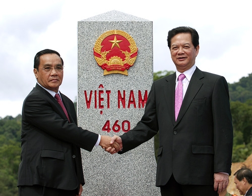 Thủ tướng Nguyễn Tấn Dũng và Thủ tướng Lào Thongsing Thammavong tại cột mốc biên giới 460, sáng 9/7. Ảnh: VGP/Nhật Bắc