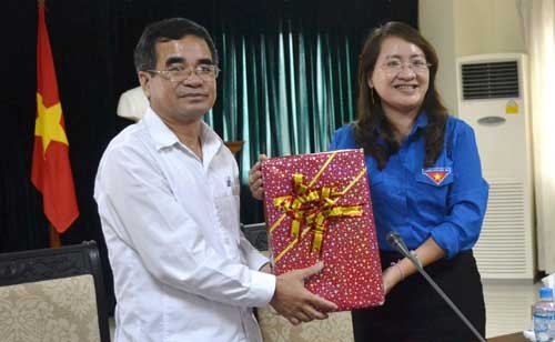 Đồng chí Hà Thị Anh Thư- Bí thư Tỉnh đoàn Quảng Ngãi tặng quà lưu niệm cho Đại sứ quán Việt Nam tại Lào.             Ảnh: NT