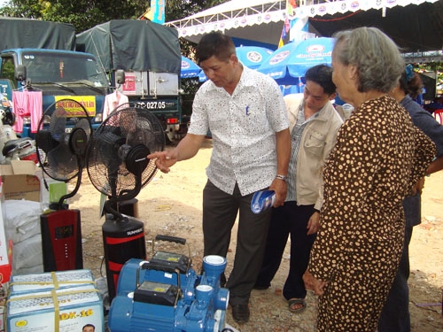 Khách hàng tìm hiểu, mua quạt phun sương do công ty trong nước sản xuất bán trên thị trường Quảng Ngãi.