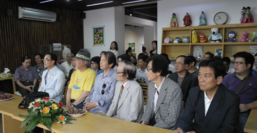 Các nghệ sỹ đến từ Hàn Quốc và Việt Nam tham dự khai mạc triển lãm