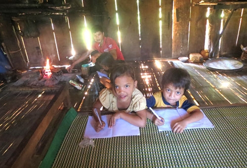  Những đứa trẻ này đang khao khát được nhìn thấy ánh đèn điện về với xóm làng vùng cao.