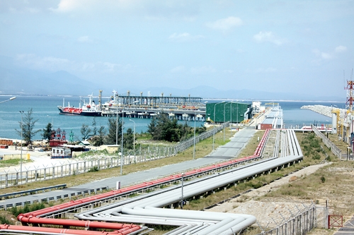 Hệ thống tuyến ống và cảng xuất sản phẩm NMLD Dung Quất tiềm ẩn nguy cơ cháy nổ cao cần sớm có hành lang an toàn.        