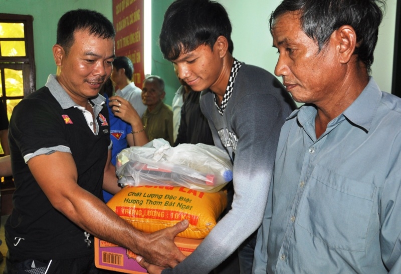 Đại diện Câu lạc bộ mô tô Quảng Ngãi tặng quà cho các hộ gia đình nghèo, gia đình chính sách