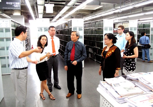 Phó chủ tịch UBND tỉnh Lê Quang Thích thăm thư viện của đại học Chung Ang. Ảnh Đăng Lâm