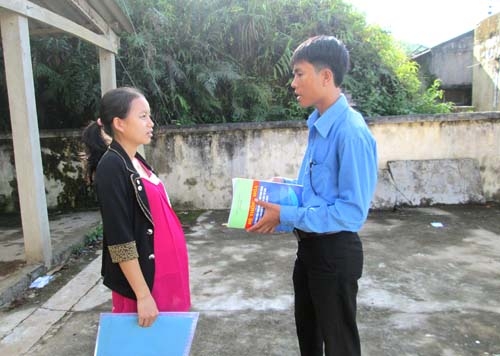 Đôi vợ chồng phó chủ tịch xã Tiêu Viết Phương và Nguyễn Thị Phụng trao đổi cho nhau những kinh nghiệm trước khi bắt đầu ngày làm việc mới. Ảnh: HỒNG HOA