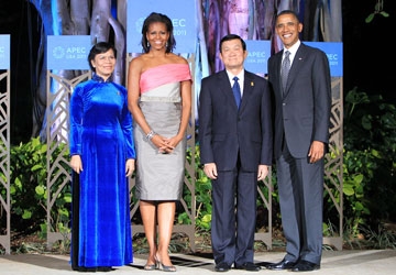 Tổng thống Hoa Kỳ Barack Obama cùng phu nhân đón Chủ tịch nước Trương Tấn Sang và phu nhân tham dự APEC 19. (Ảnh: Nguyễn Khang/TTXVN)