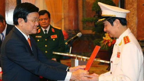 Chủ tịch nước Trương Tấn Sang trao quyết định thăng cấp Thượng tướng cho Trung tướng Phạm Quý Ngọ (Ảnh TTXVN)
