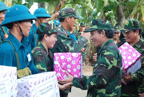  Đồng chí Cao Khoa - Chủ tịch UBND tỉnh, tặng quà cho các lực lượng tham gia thực binh.