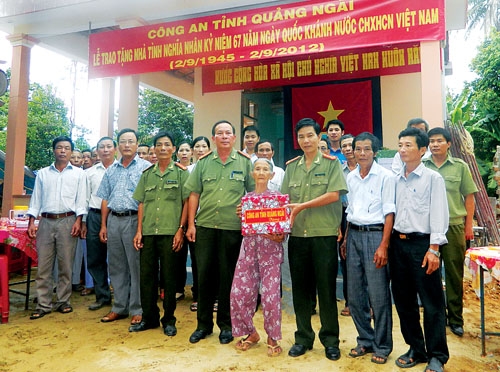  Trao tặng nhà tình nghĩa cho bà Nguyễn Thị Qua, xã Bình Trung, Bình Sơn.                              Ảnh: T.L